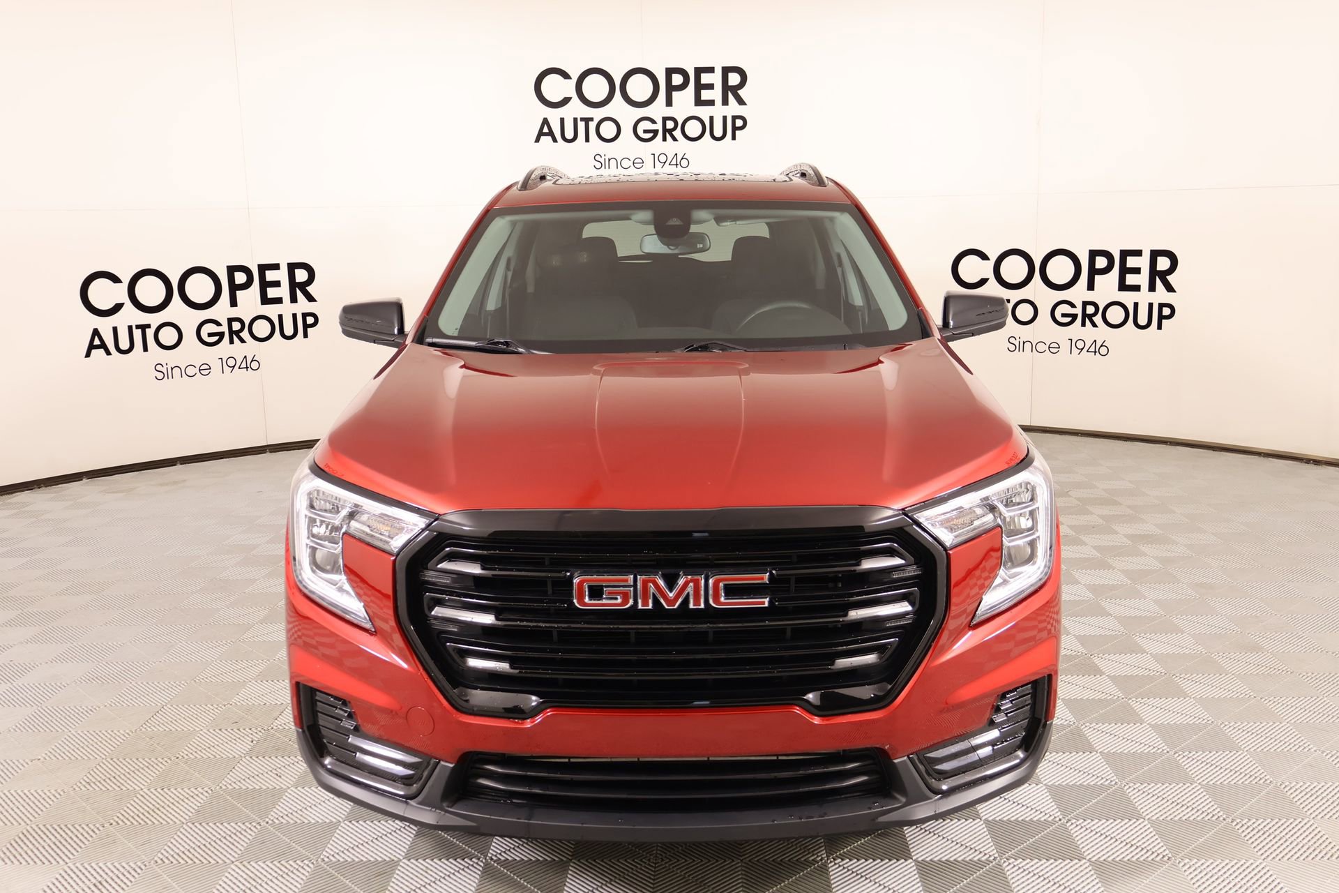 Used 2024 GMC Terrain SLE w/ Driver Convenience Package image 8