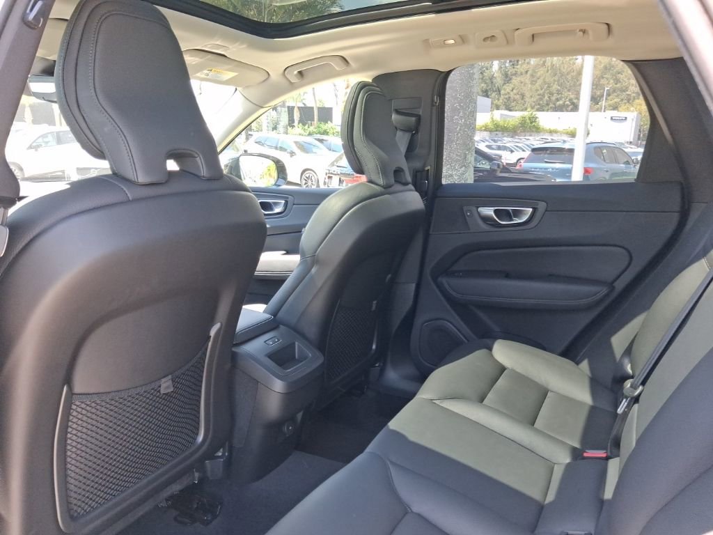 Used 2025 Volvo XC60 B5 Plus image 7