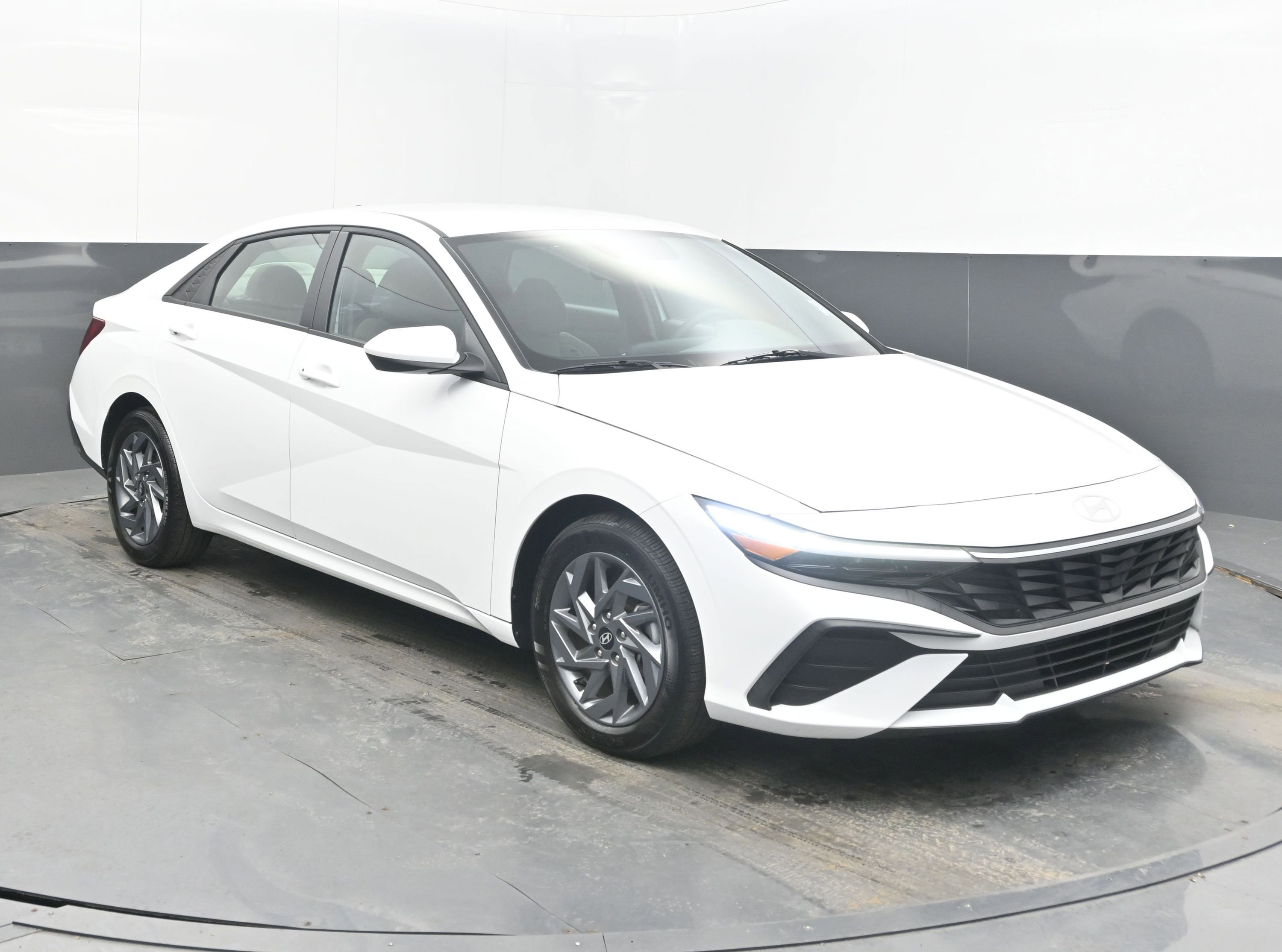 Used 2024 Hyundai Elantra SEL image 4