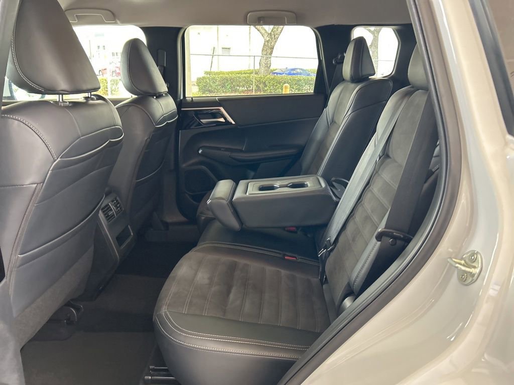 Used 2024 Mitsubishi Outlander AWD image 39