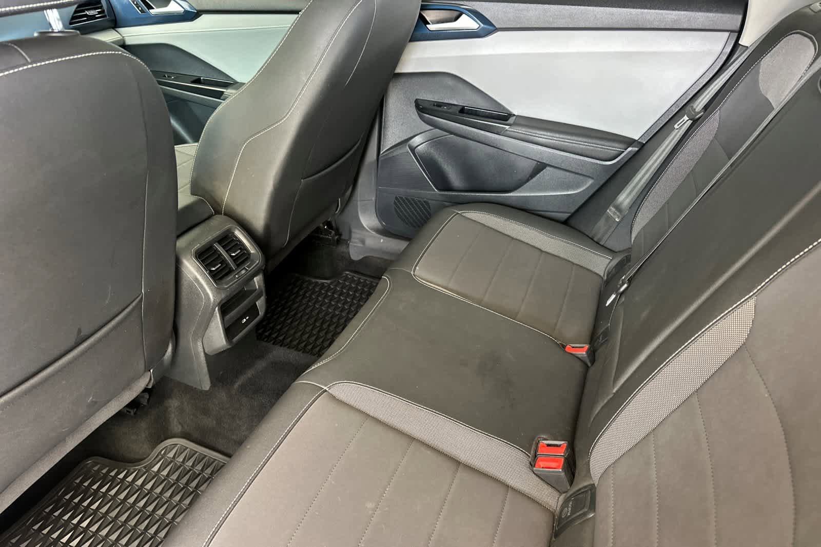 Used 2024 Volkswagen Taos SE w/ Panoramic Sunroof Package FWD image 4