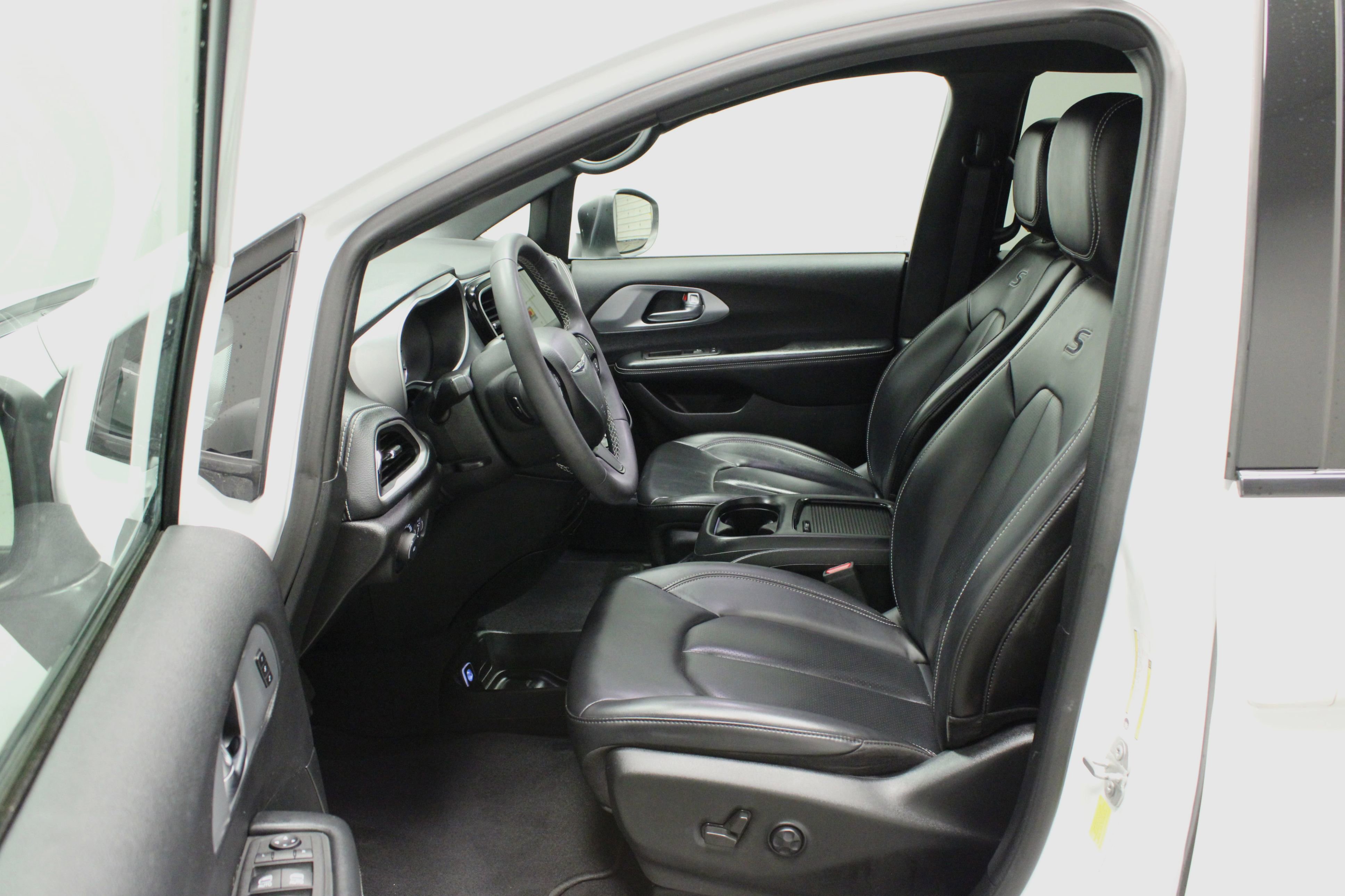 Used 2023 Chrysler Pacifica Touring-L w/ Uconnect Theater Family Group image 18