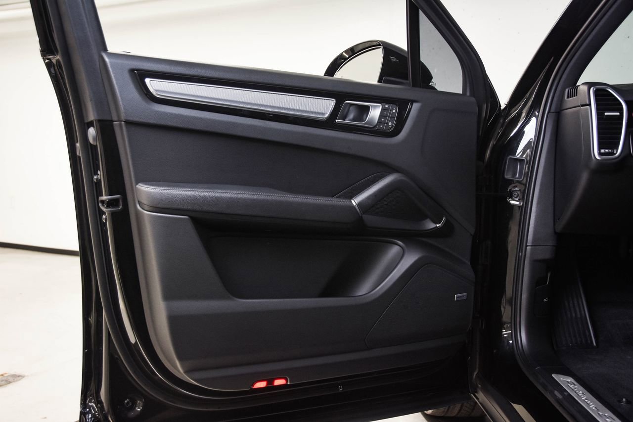 Certified 2023 Porsche Cayenne Platinum Edition image 23