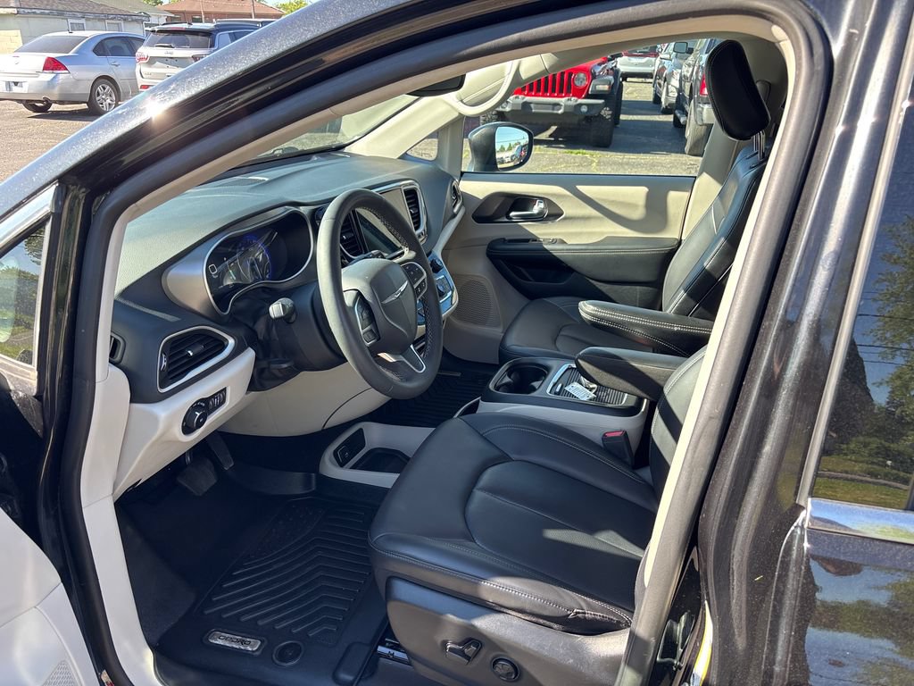 Used 2023 Chrysler Pacifica Touring-L FWD image 6