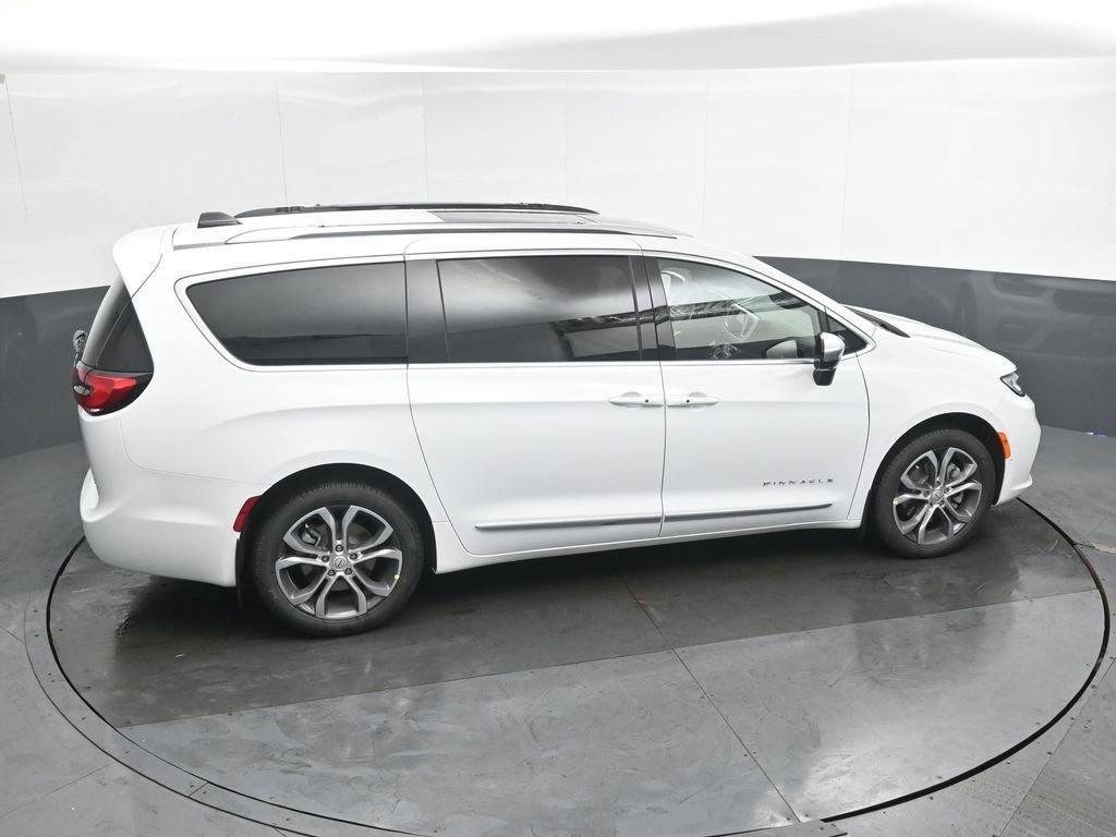New 2026 Chrysler Pacifica Pinnacle w/ Trailer Tow Group AWD/4WD image 32