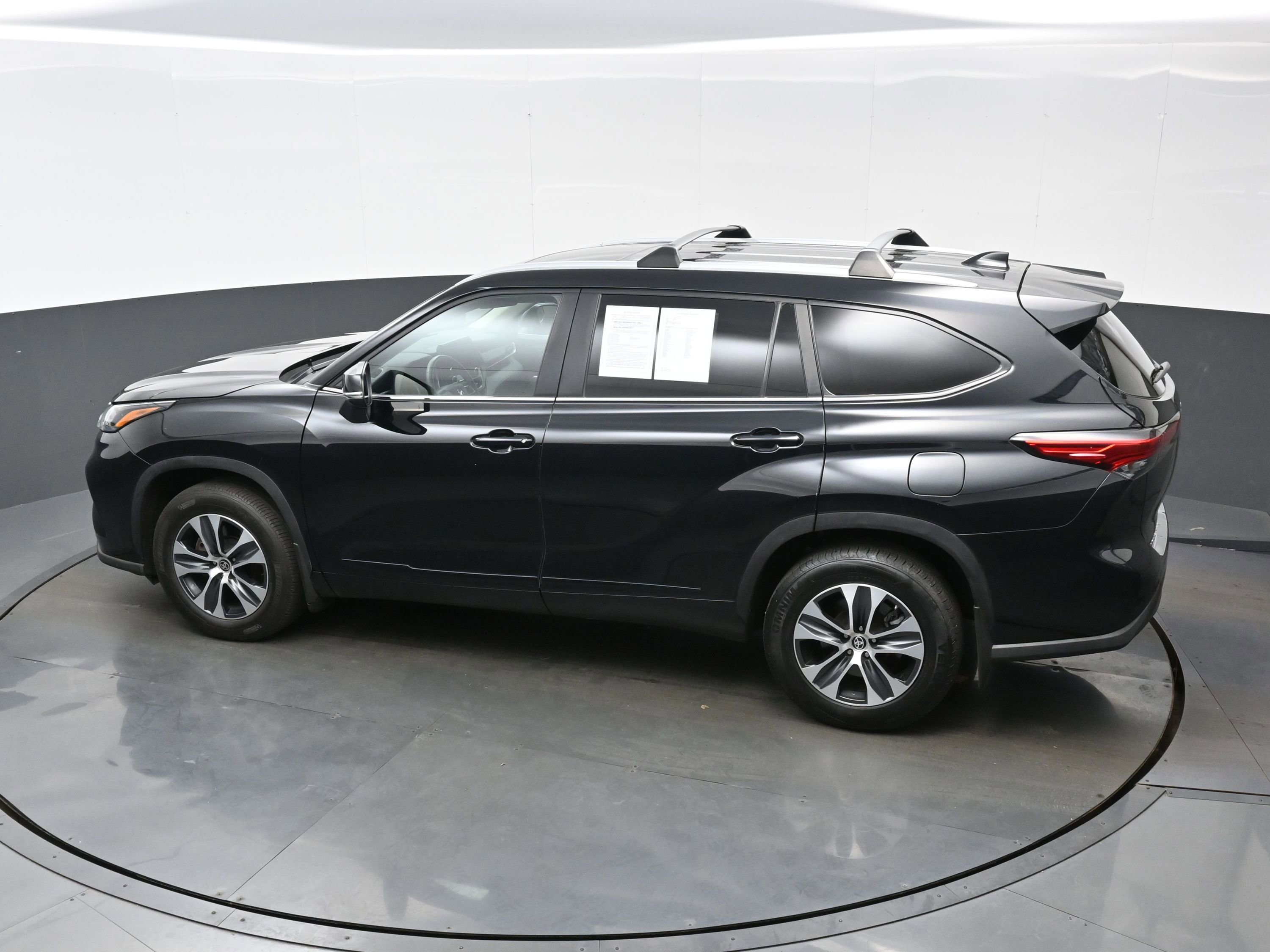 Used 2023 Toyota Highlander XLE AWD/4WD image 38