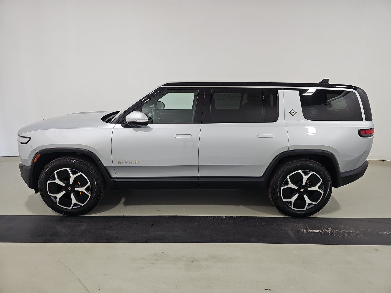 Used 2024 Rivian R1S Adventure AWD/4WD image 2