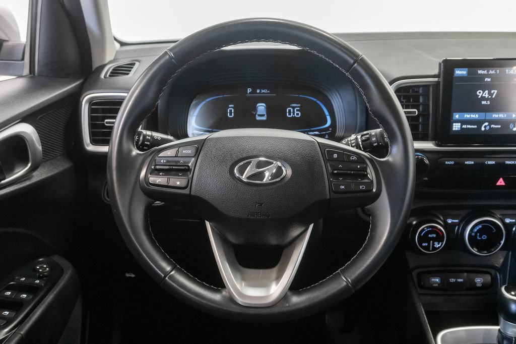 Used 2025 Hyundai Venue SEL FWD image 13