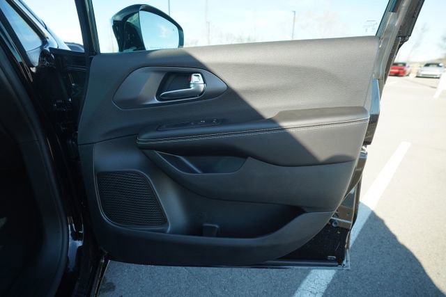 New 2026 Chrysler Pacifica Select FWD image 18