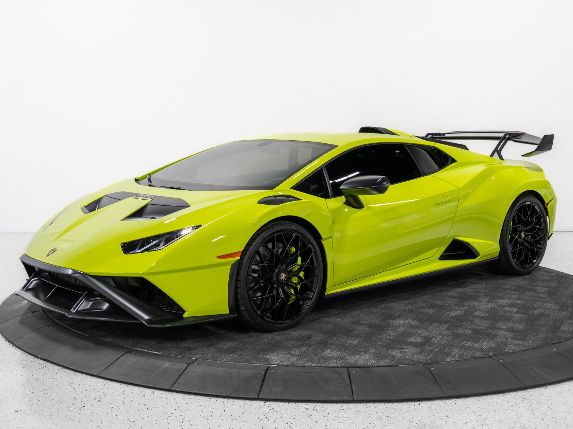 Used 2023 Lamborghini Huracan STO RWD image 2