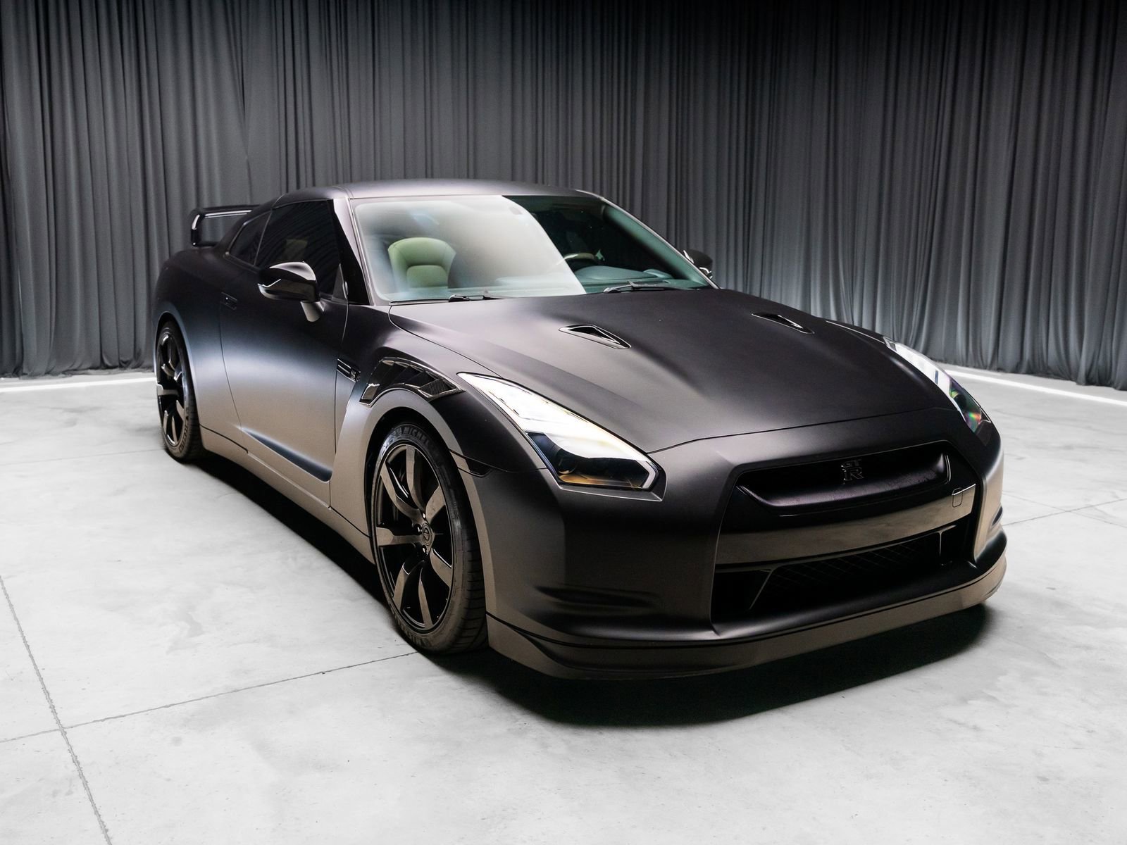 Used 2009 Nissan GT-R Premium AWD/4WD image 2