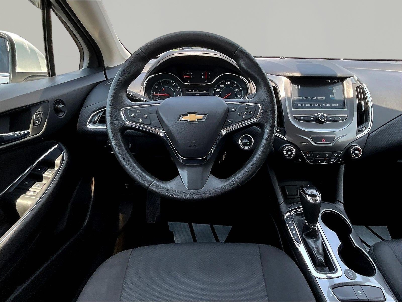 Used 2018 Chevrolet Cruze LT w/ Convenience Package FWD image 8