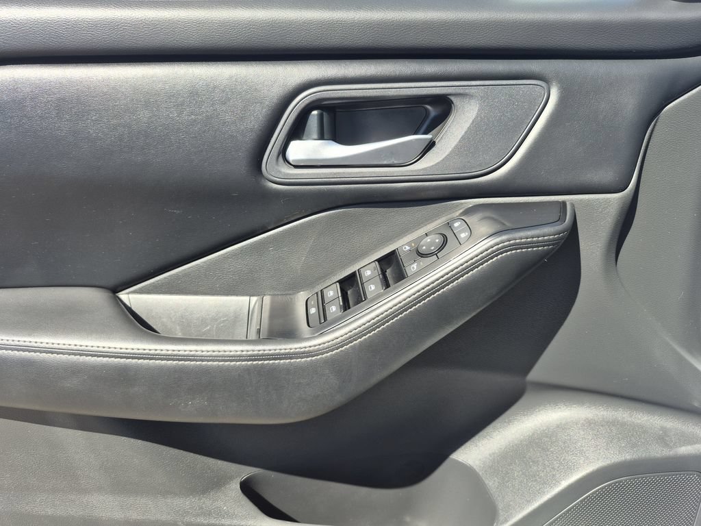 Used 2025 Nissan Rogue SV AWD/4WD image 7