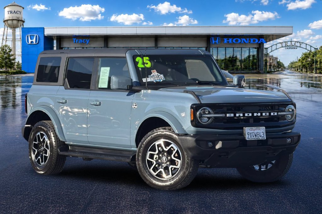 Used 2025 Ford Bronco Outer Banks AWD/4WD image 2
