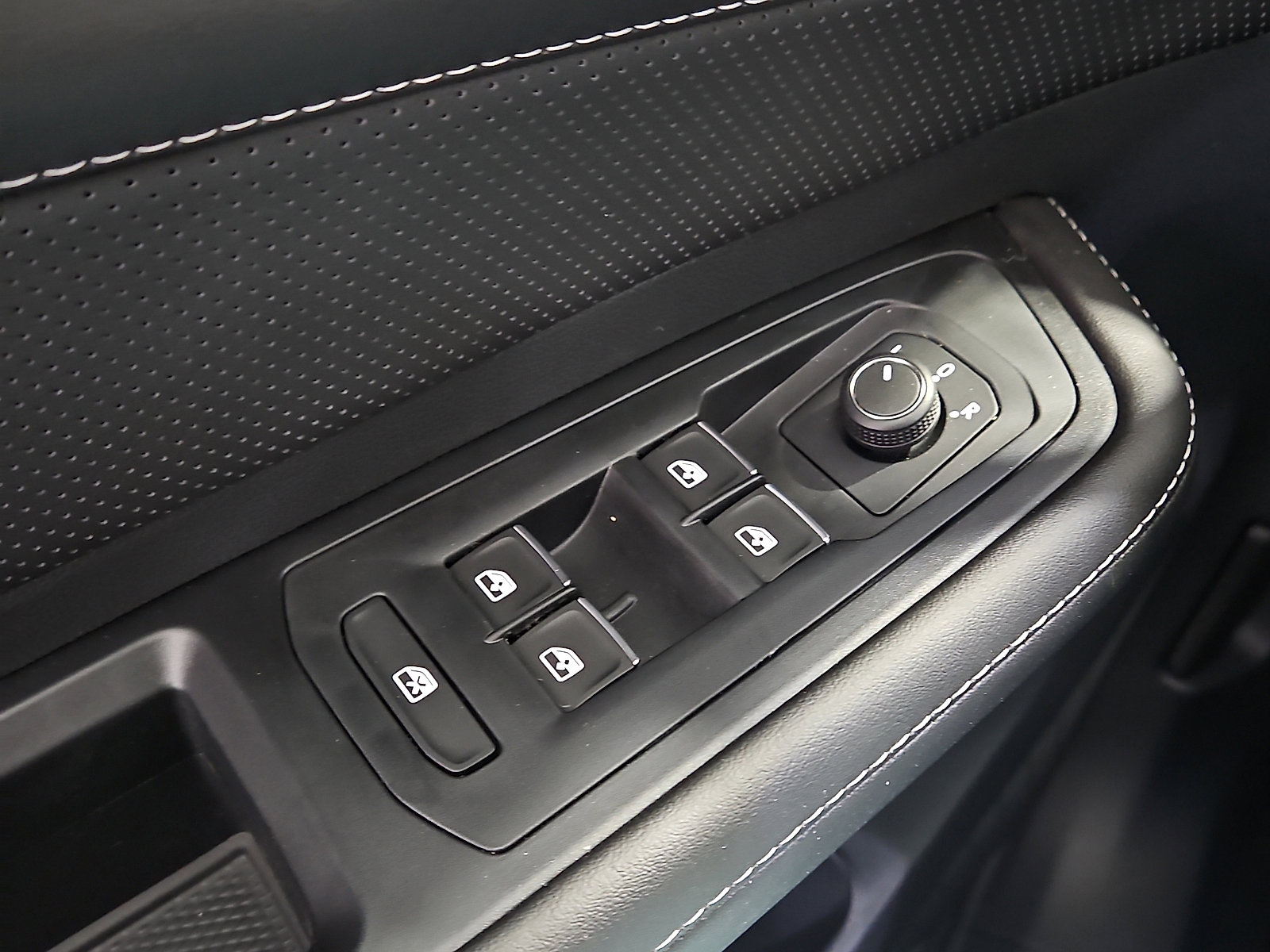 New 2026 Volkswagen Atlas Cross Sport SE image 13