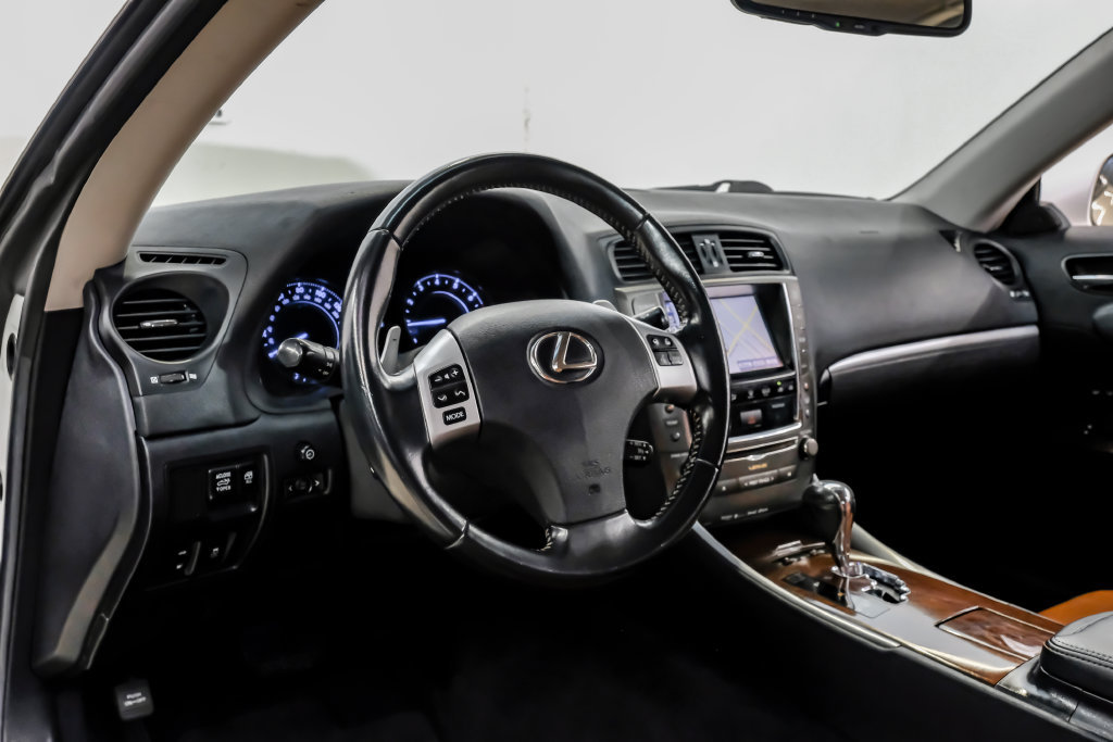 Used 2013 Lexus IS 250C w/ Luxury Pkg RWD image 3