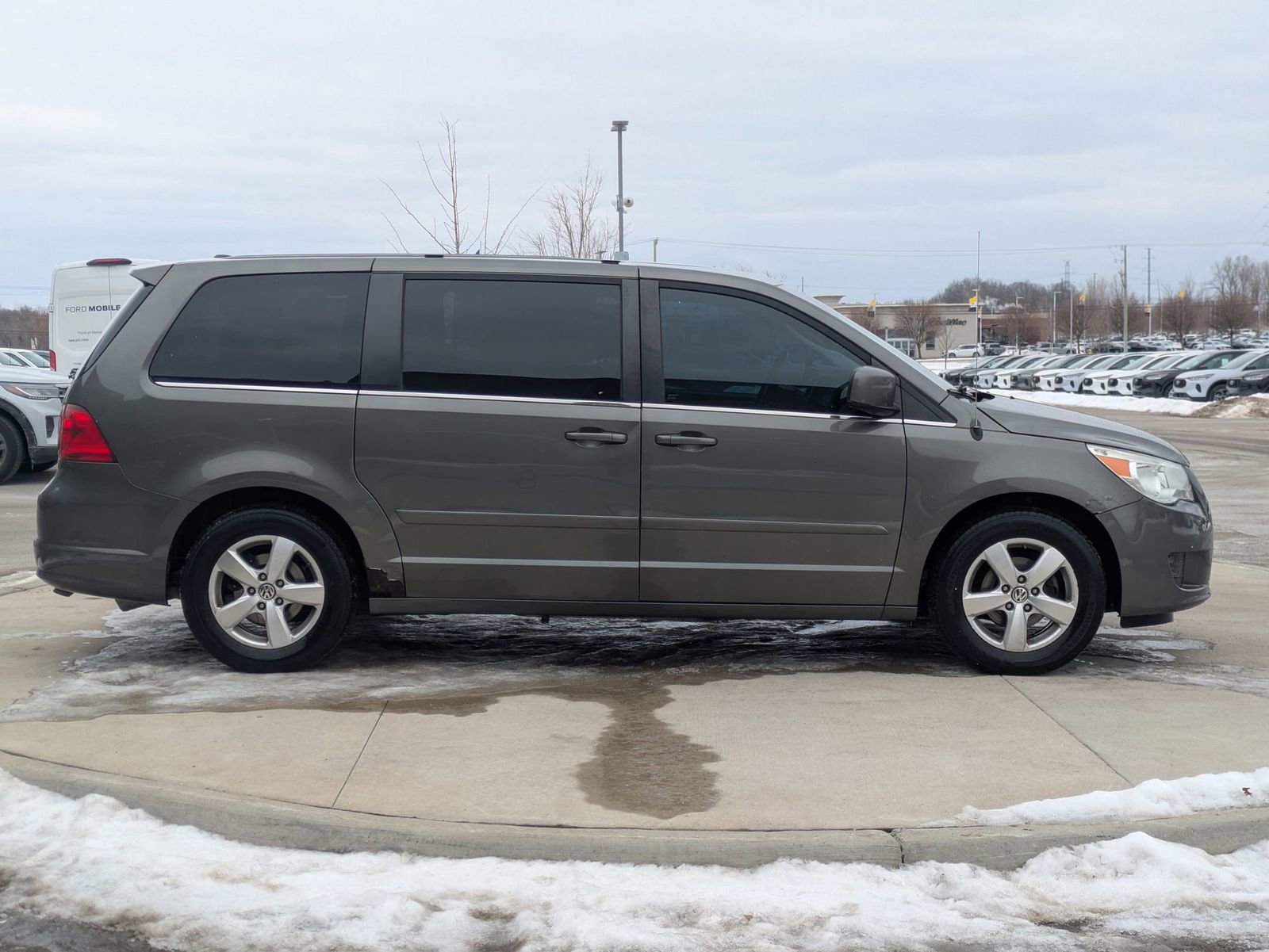 Used 2010 Volkswagen Routan SEL image 7