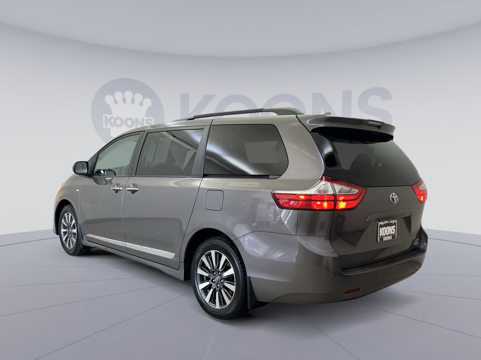 Used 2019 Toyota Sienna XLE w/ XLE Navigation Package image 4