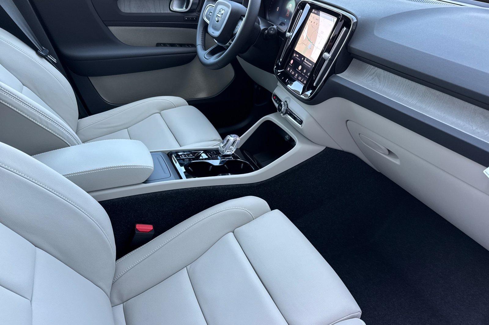 New 2026 Volvo XC40 B5 Ultra w/ Protection Package Premier AWD/4WD image 17