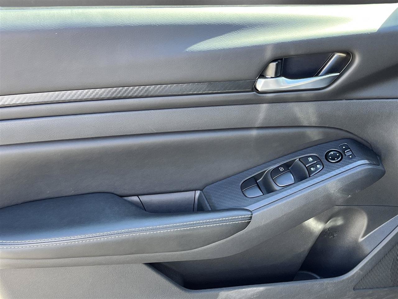 Used 2025 Nissan Altima 2.5 SV FWD image 13