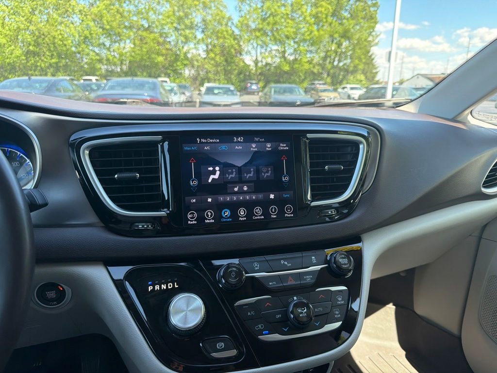Used 2018 Chrysler Pacifica Touring-L Plus FWD image 13