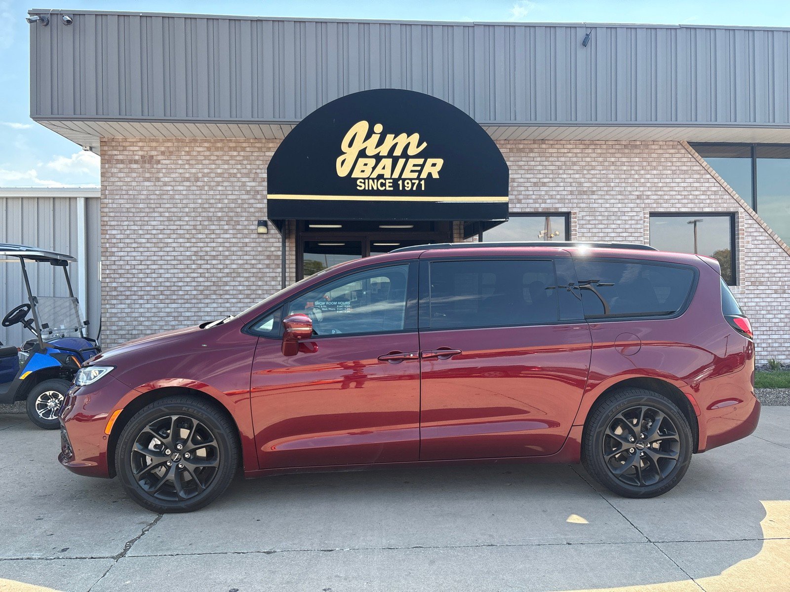 Used 2021 Chrysler Pacifica Limited w/ Premium & Safety Sphere Group image 2