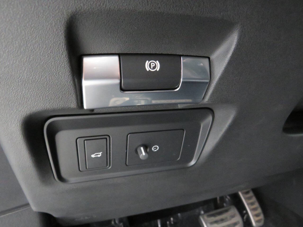 Used 2020 Land Rover Range Rover Evoque R-Dynamic S image 25