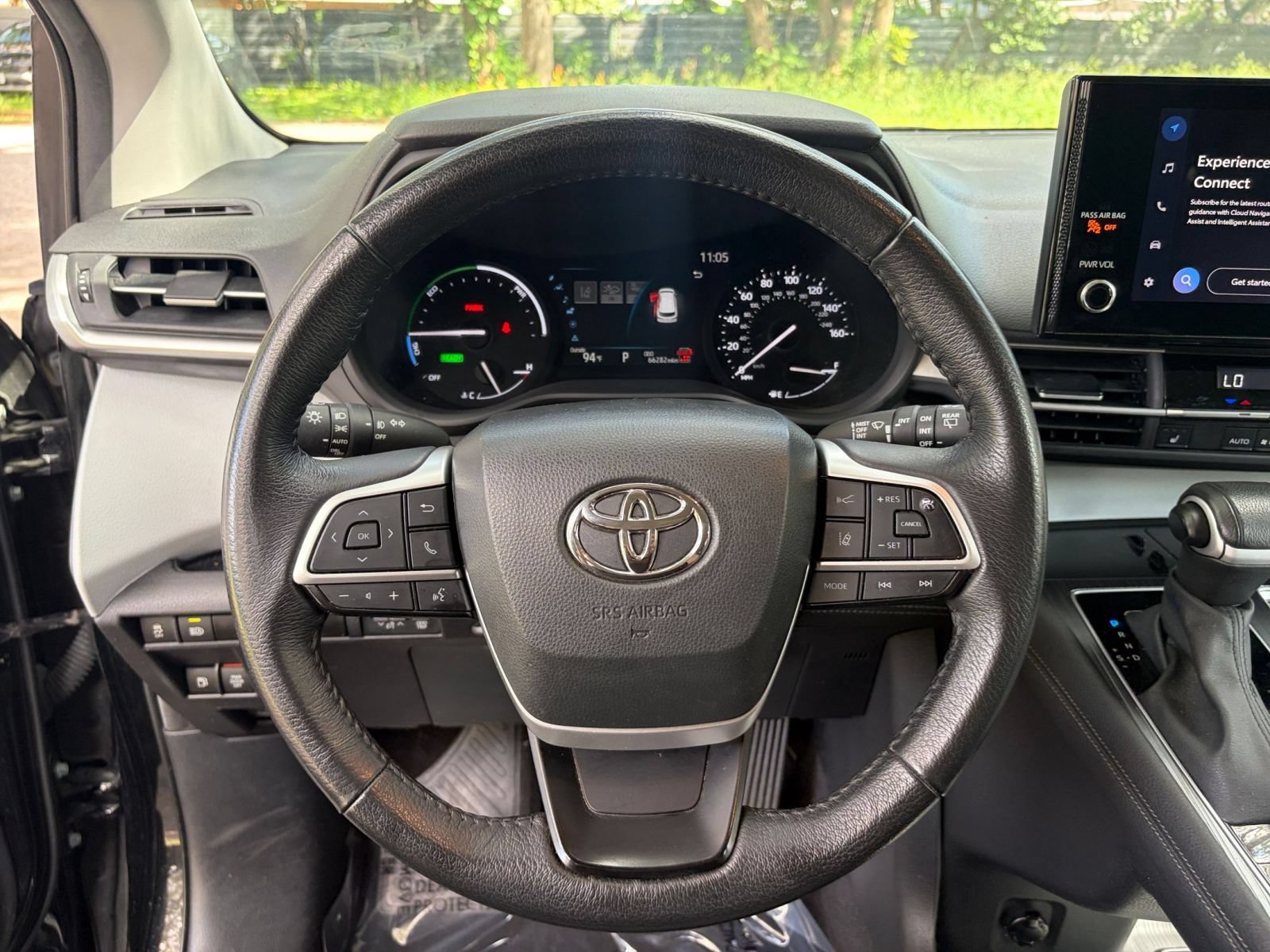 Used 2025 Toyota Sienna XLE FWD image 29