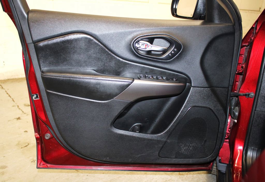 Used 2020 Jeep Cherokee Limited w/ Technology Group image 27