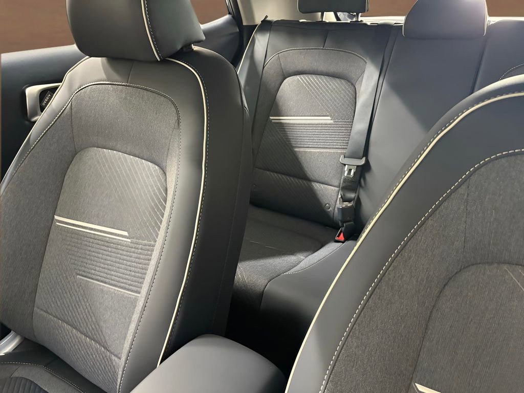 Used 2025 Hyundai Venue Limited FWD image 20