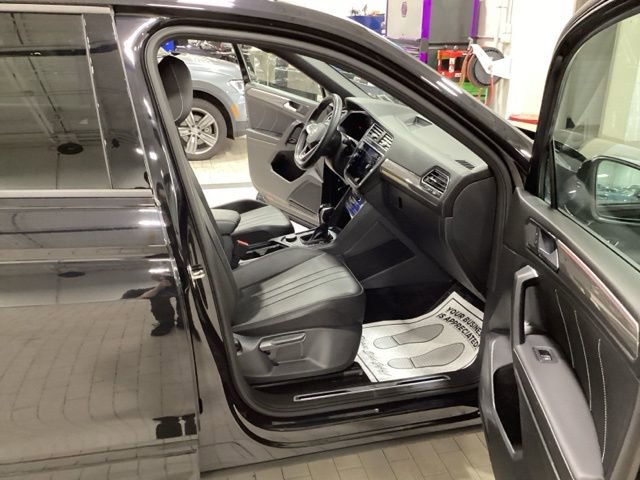 Certified 2023 Volkswagen Tiguan SE R-Line AWD/4WD image 11