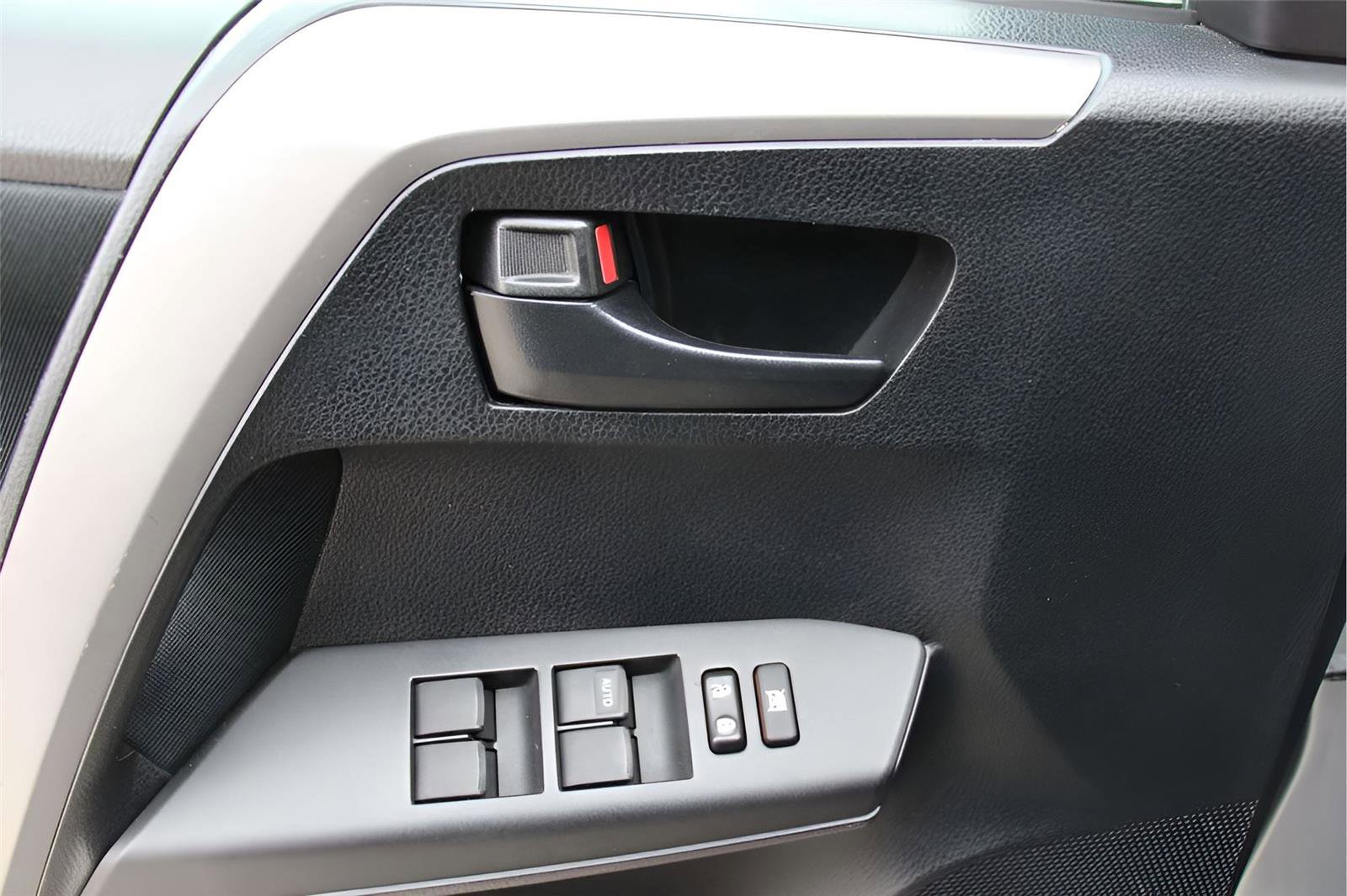 Used 2016 Toyota RAV4 LE image 18