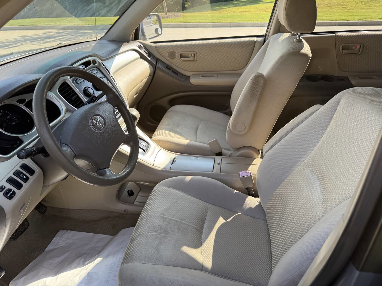 Used 2005 Toyota Highlander 2WD w/ 3rd Row image 12