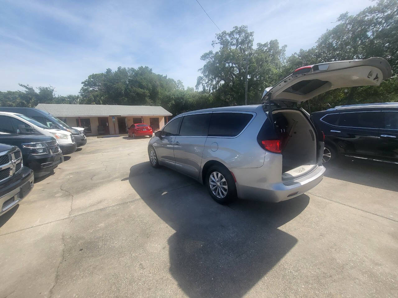 Used 2017 Chrysler Pacifica Touring w/ Tire & Wheel Group FWD image 42