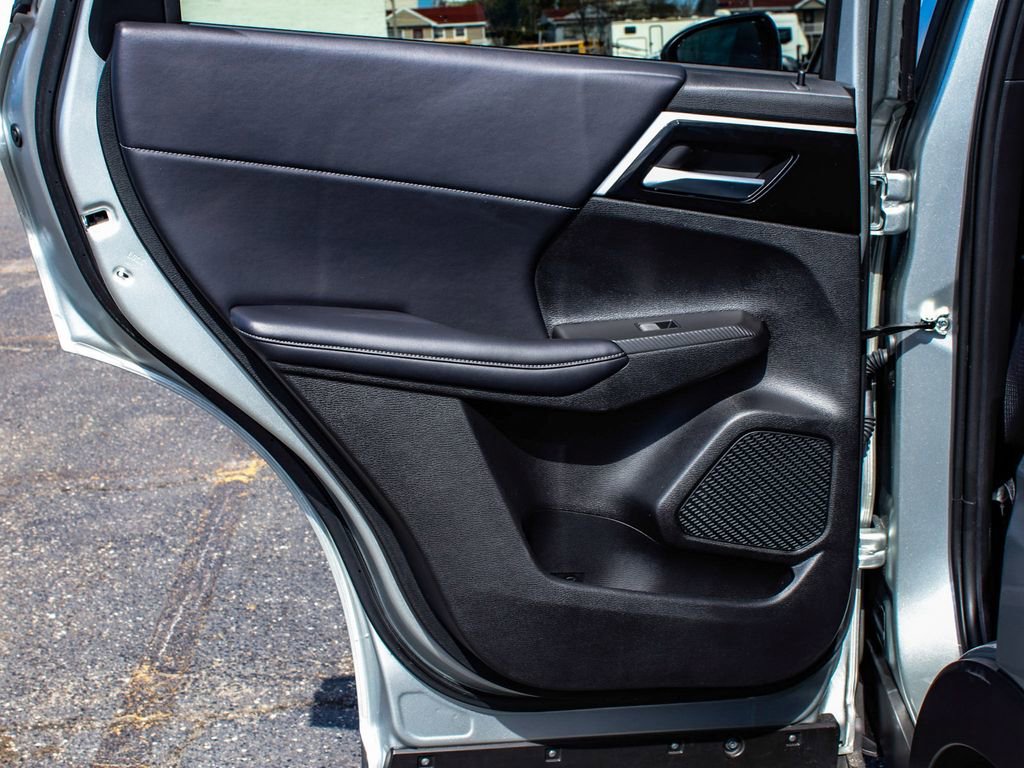 Used 2024 Mitsubishi Outlander SE image 11