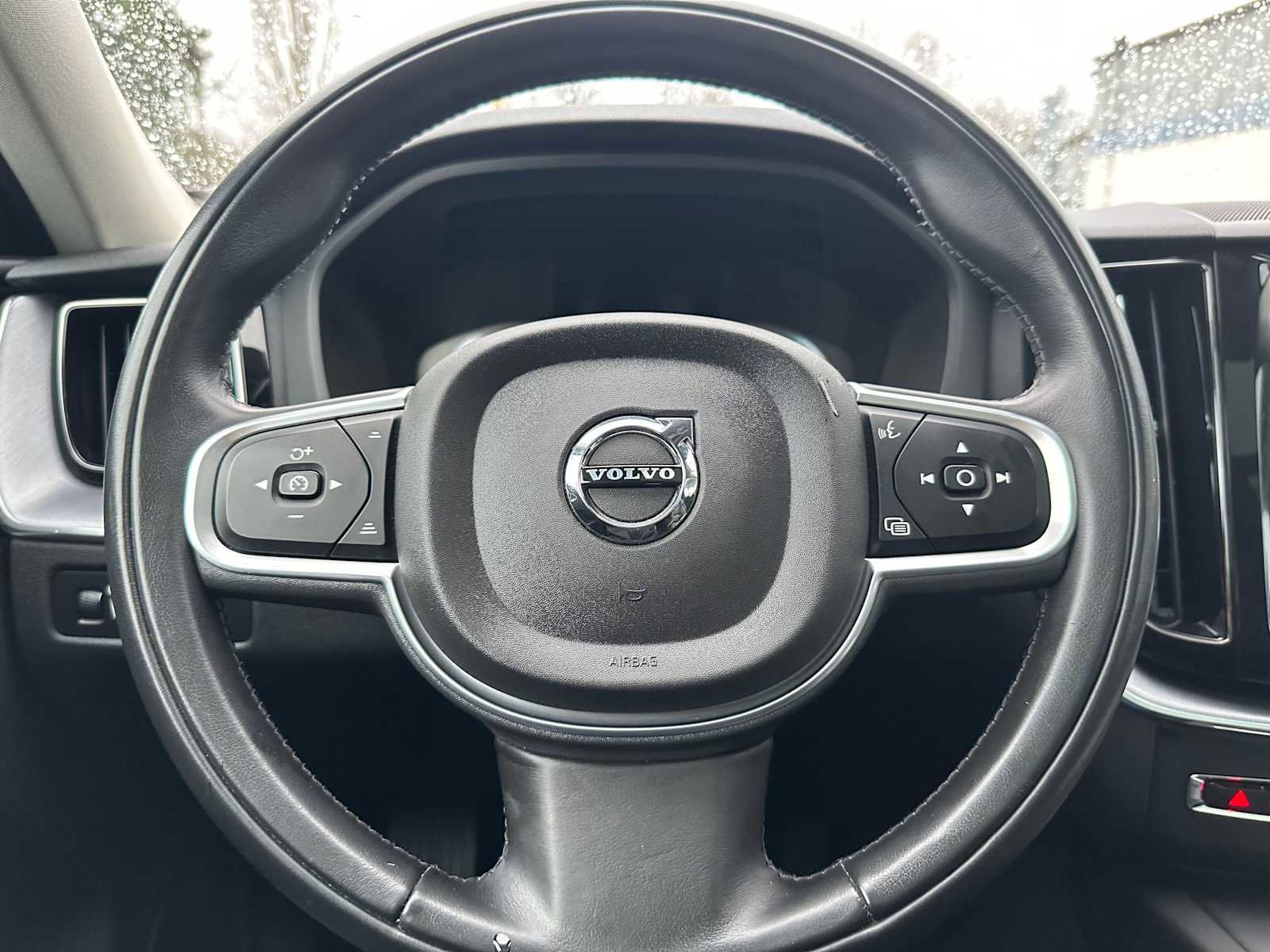 Used 2020 Volvo XC60 T5 Momentum image 24