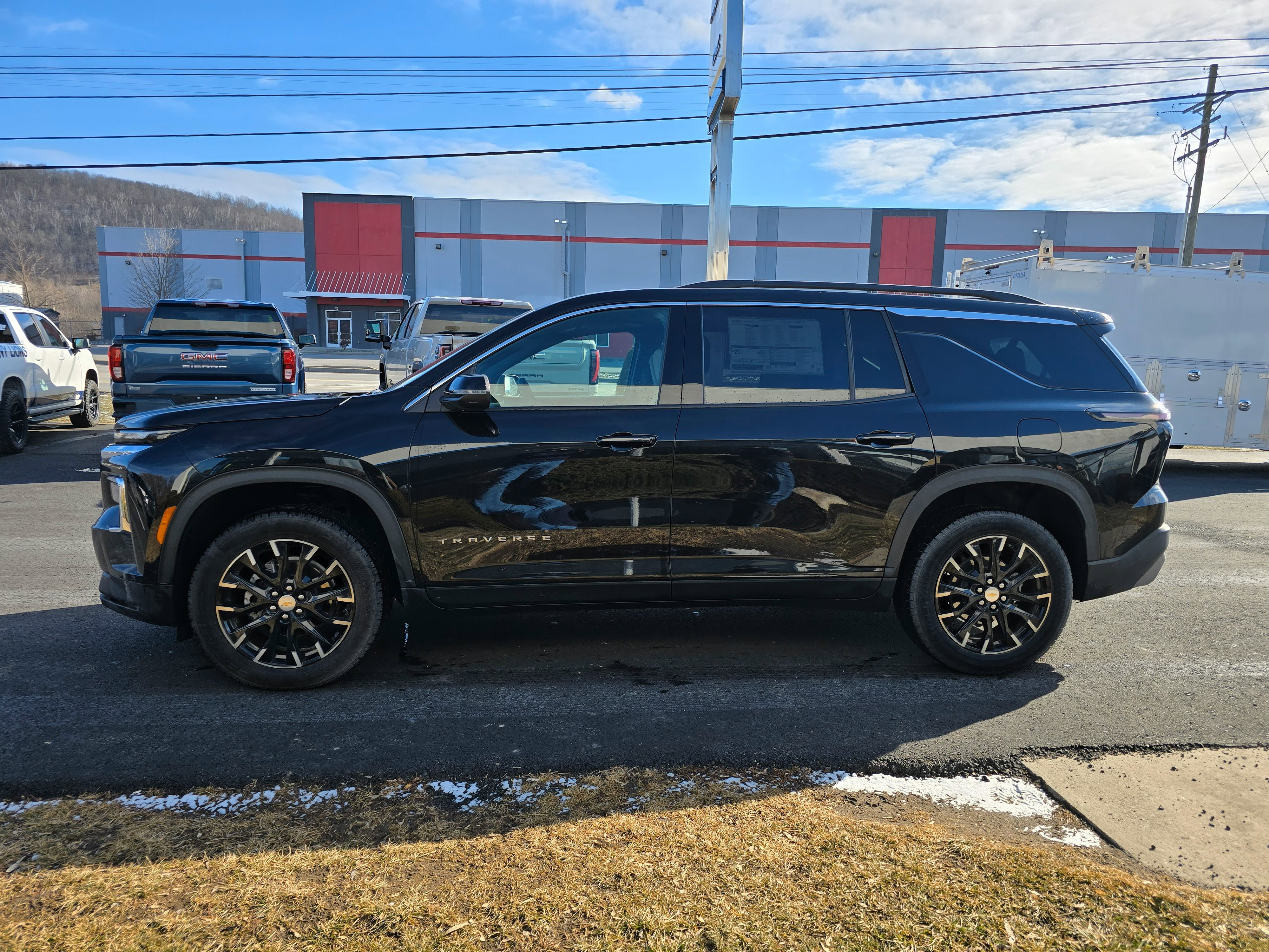 Used 2025 Chevrolet Traverse LT w/ Sun and Wheel Package image 14