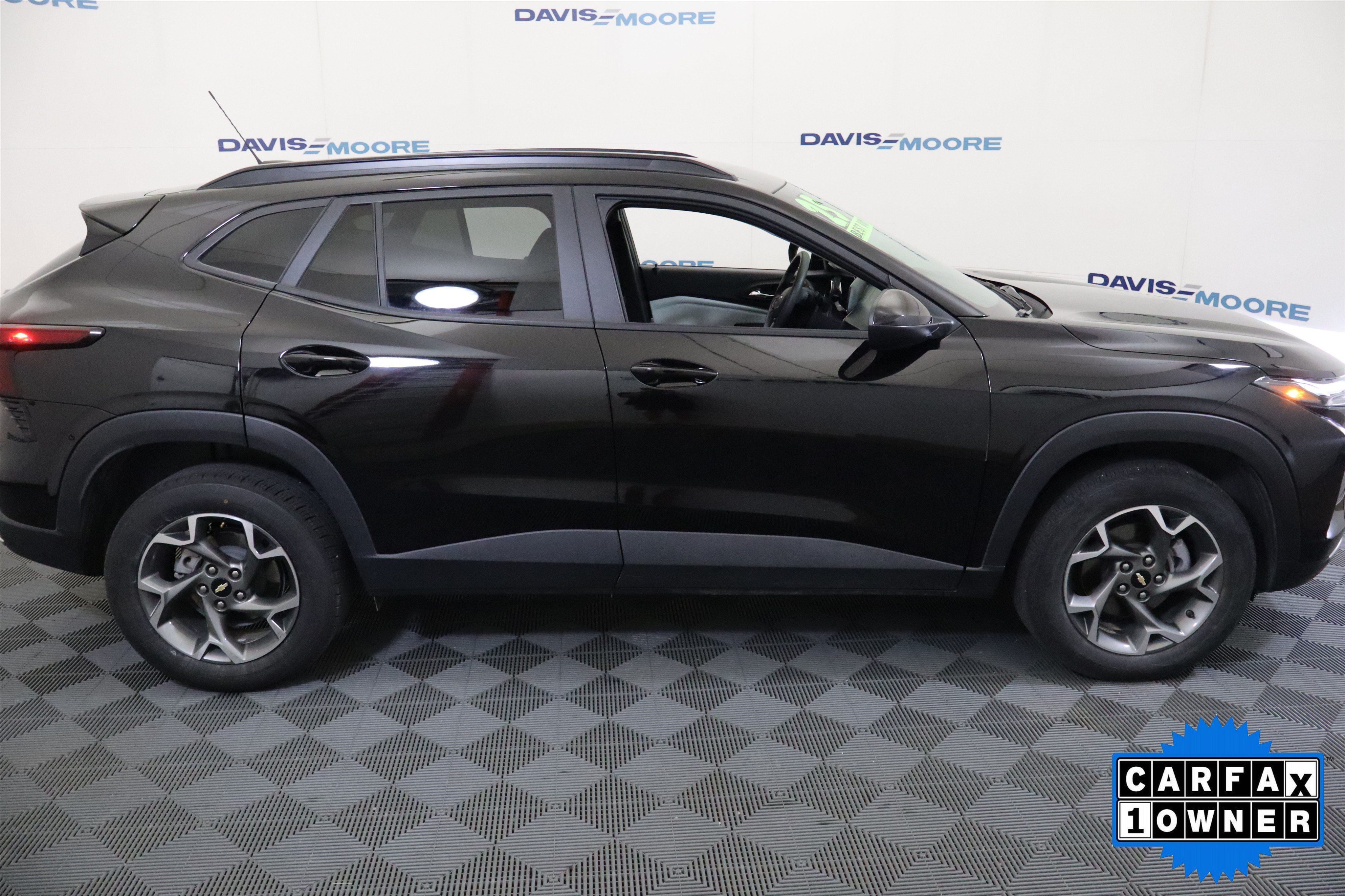 Used 2025 Chevrolet Trax LT FWD image 5