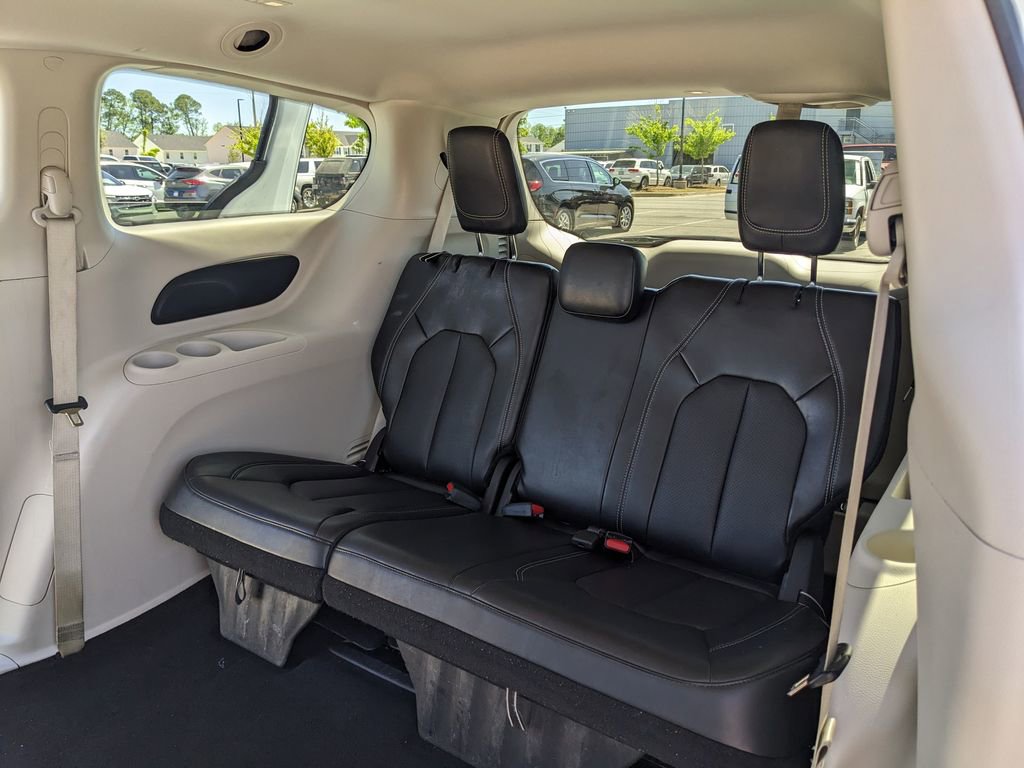 Used 2024 Chrysler Pacifica Touring-L image 40