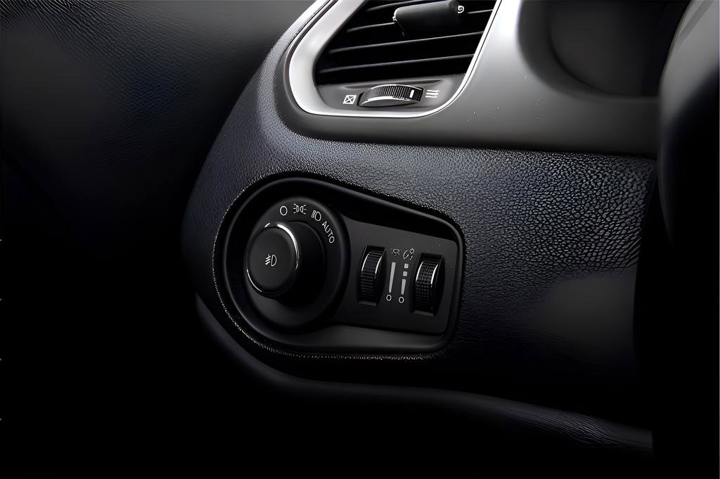 Used 2018 Jeep Renegade Latitude w/ Safety & Security Group AWD/4WD image 15