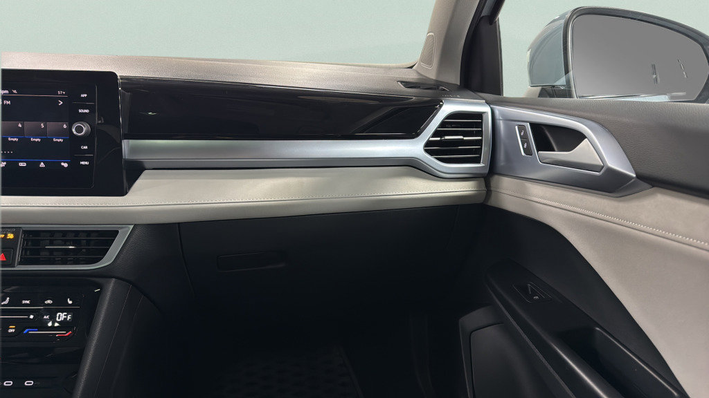 Used 2025 Volkswagen Taos SE image 40