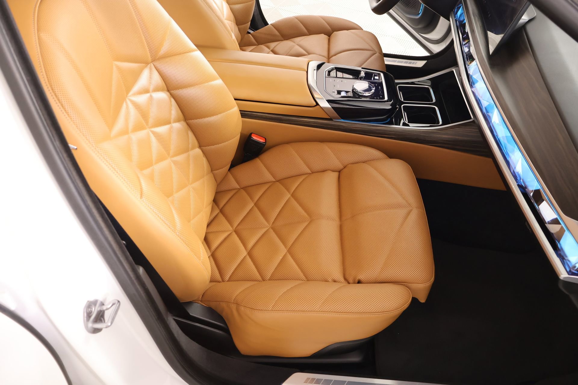 Used 2023 BMW 740i w/ Parking Assistance Package image 14