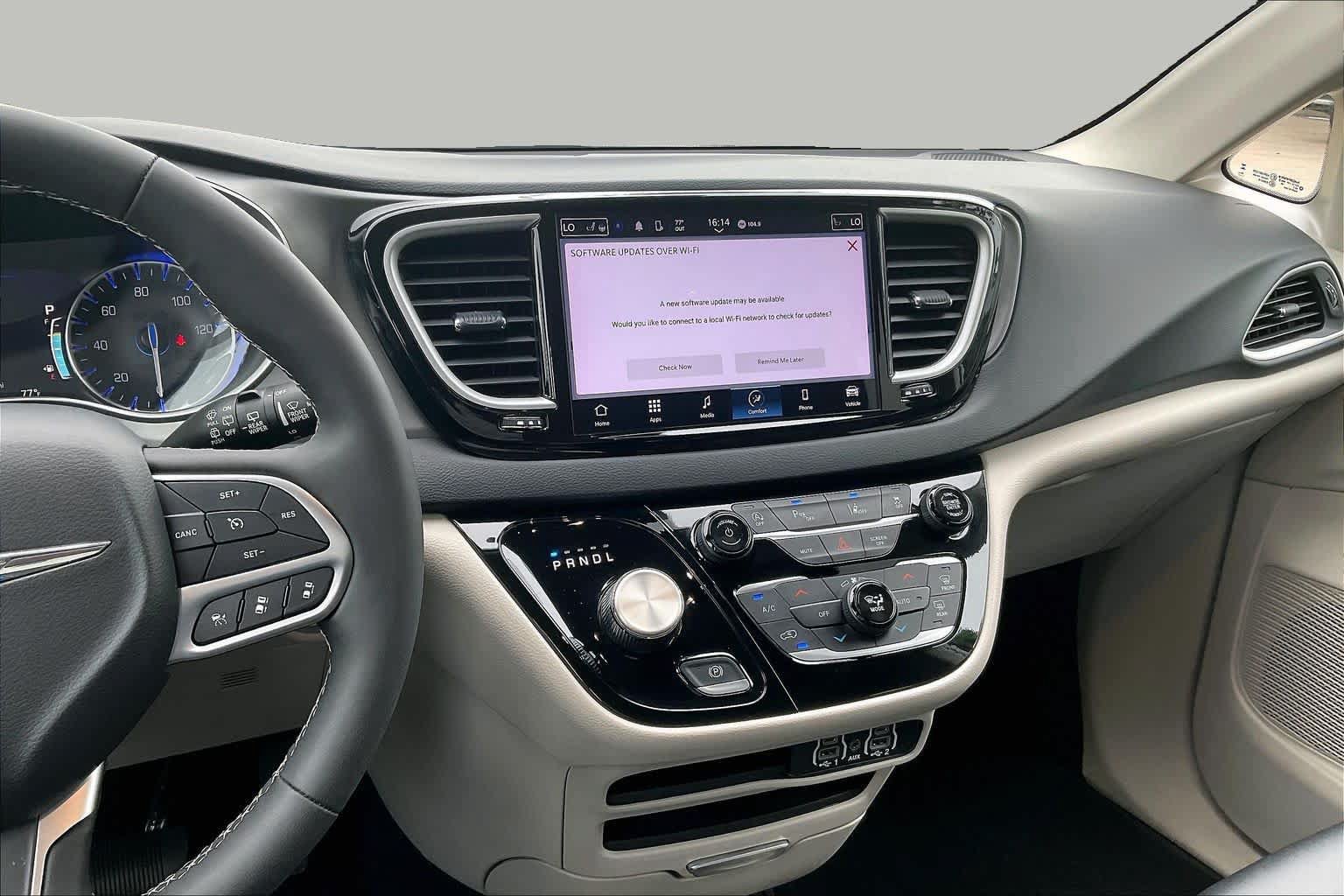 Used 2024 Chrysler Pacifica Touring-L FWD image 7