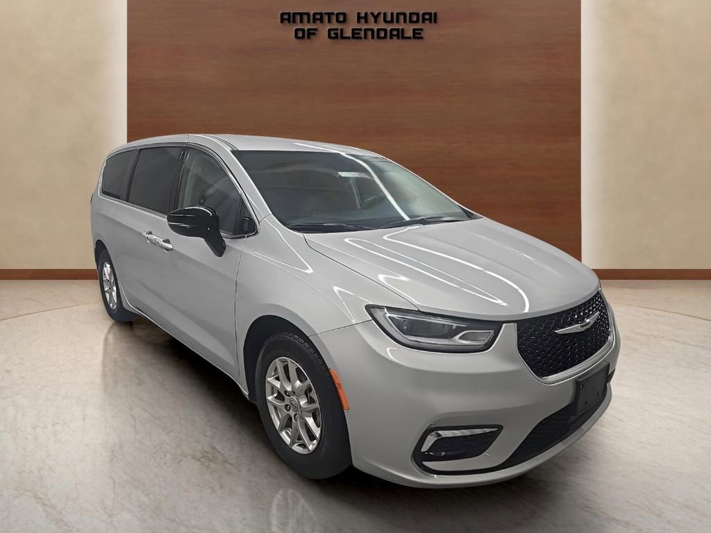 Used 2024 Chrysler Pacifica Touring-L image 8