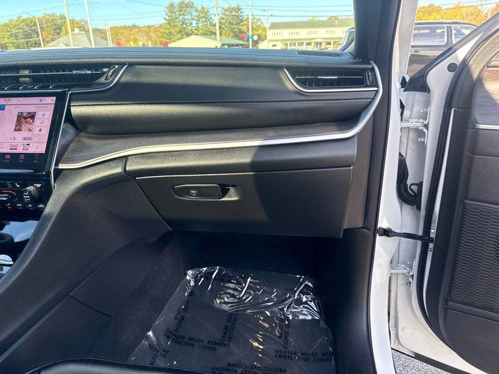 Certified 2025 Jeep Grand Cherokee Limited AWD/4WD image 28