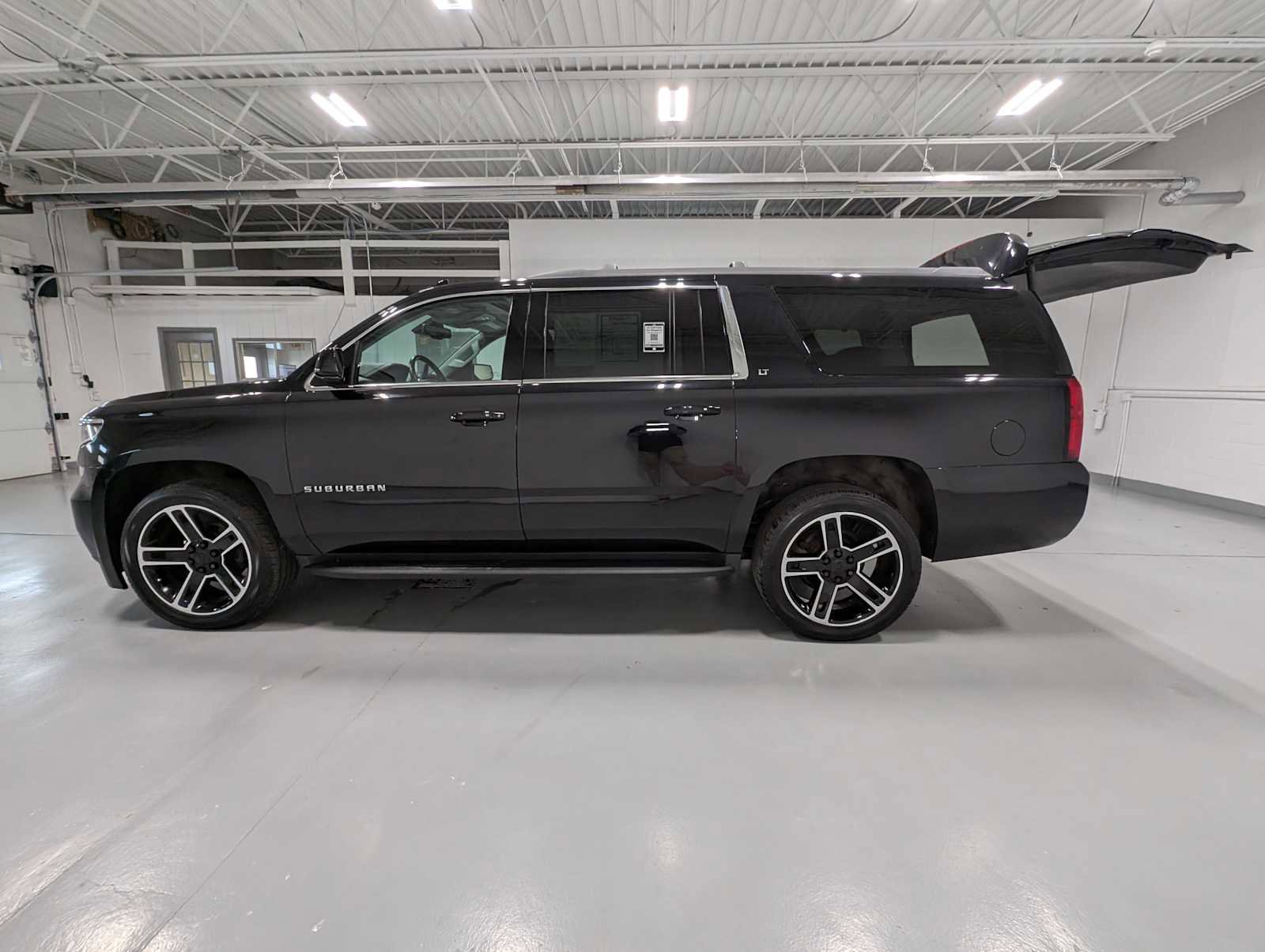 Used 2020 Chevrolet Suburban LT image 12