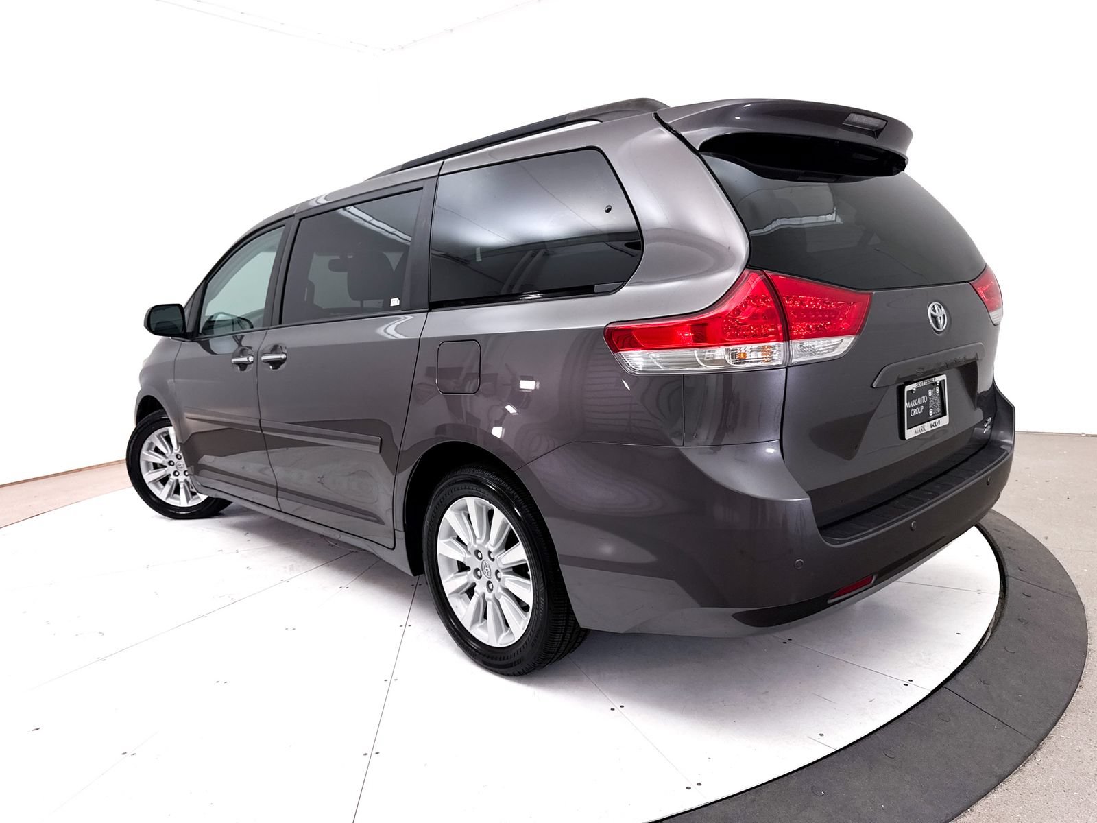 Used 2014 Toyota Sienna XLE w/ XLE Premium Package AWD/4WD image 2