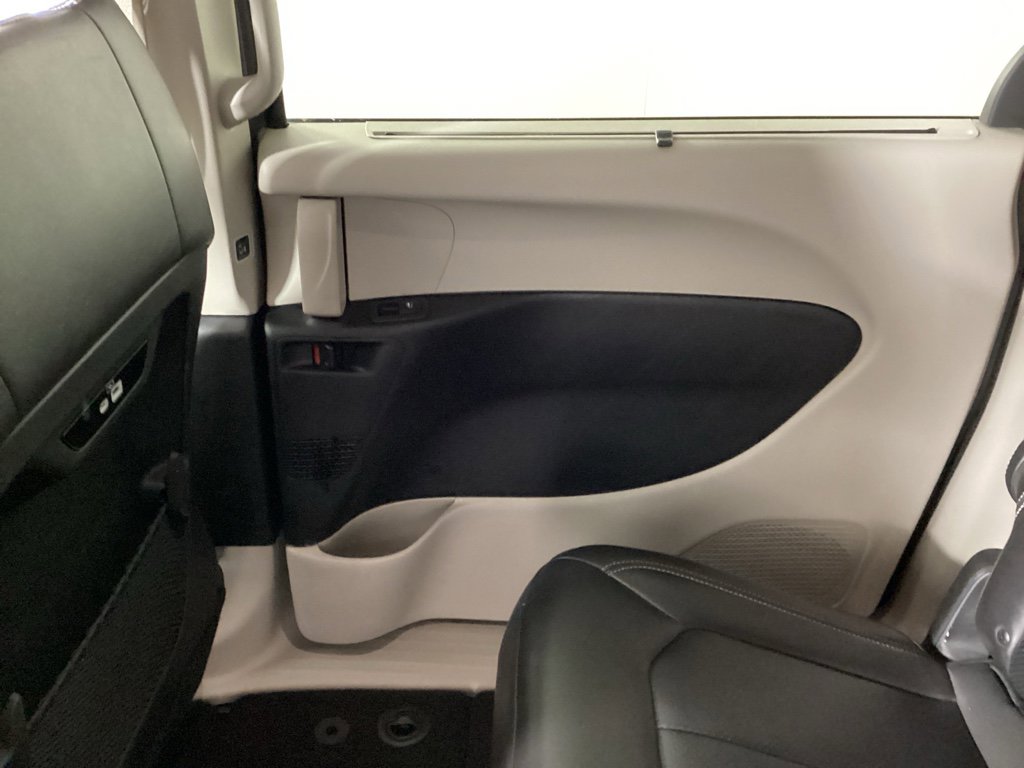 Used 2023 Chrysler Pacifica Touring-L image 13