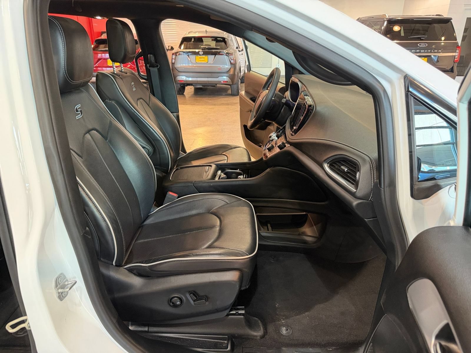 Used 2025 Chrysler Pacifica Limited FWD image 39