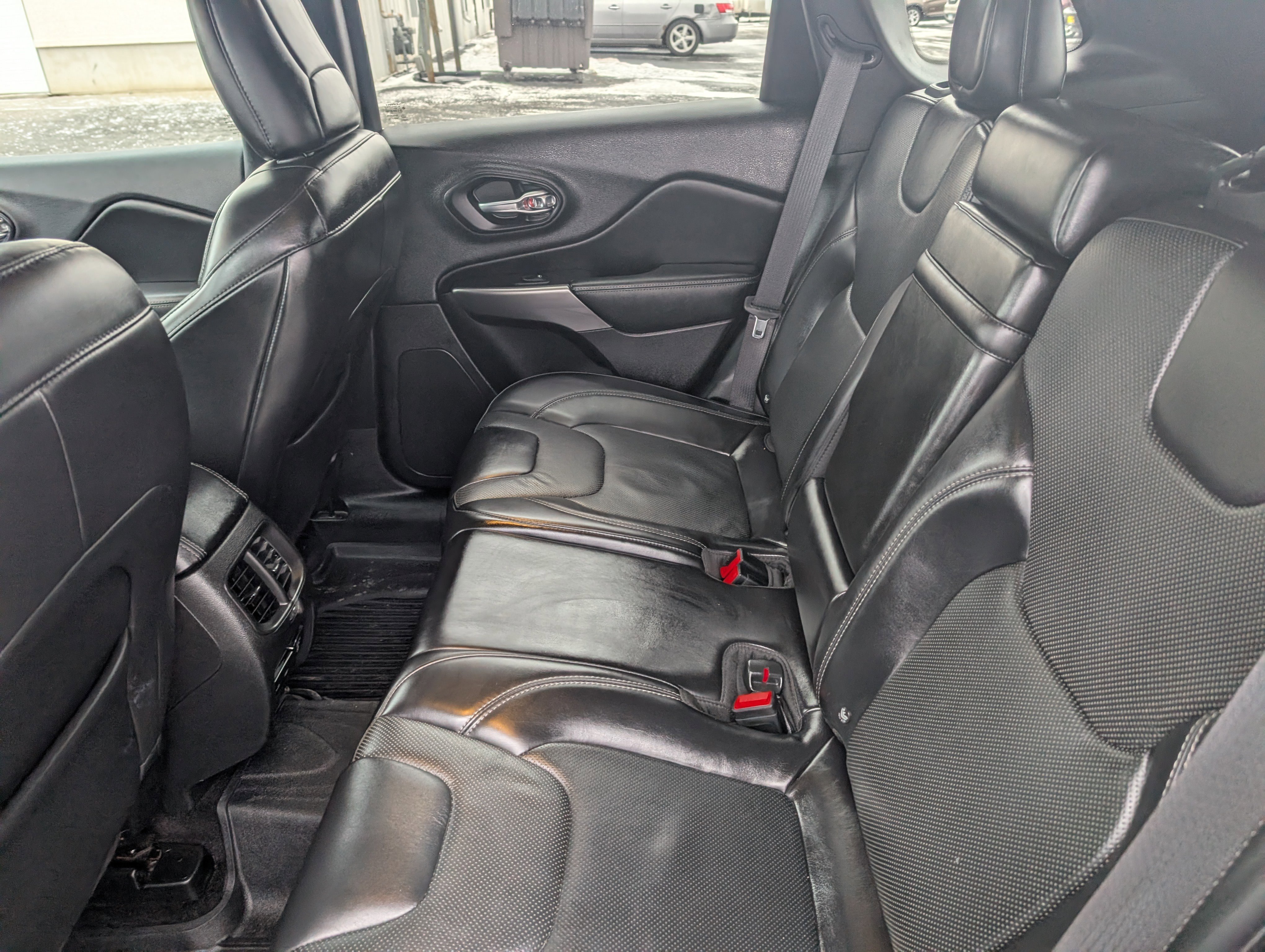 Used 2019 Jeep Cherokee Limited image 10